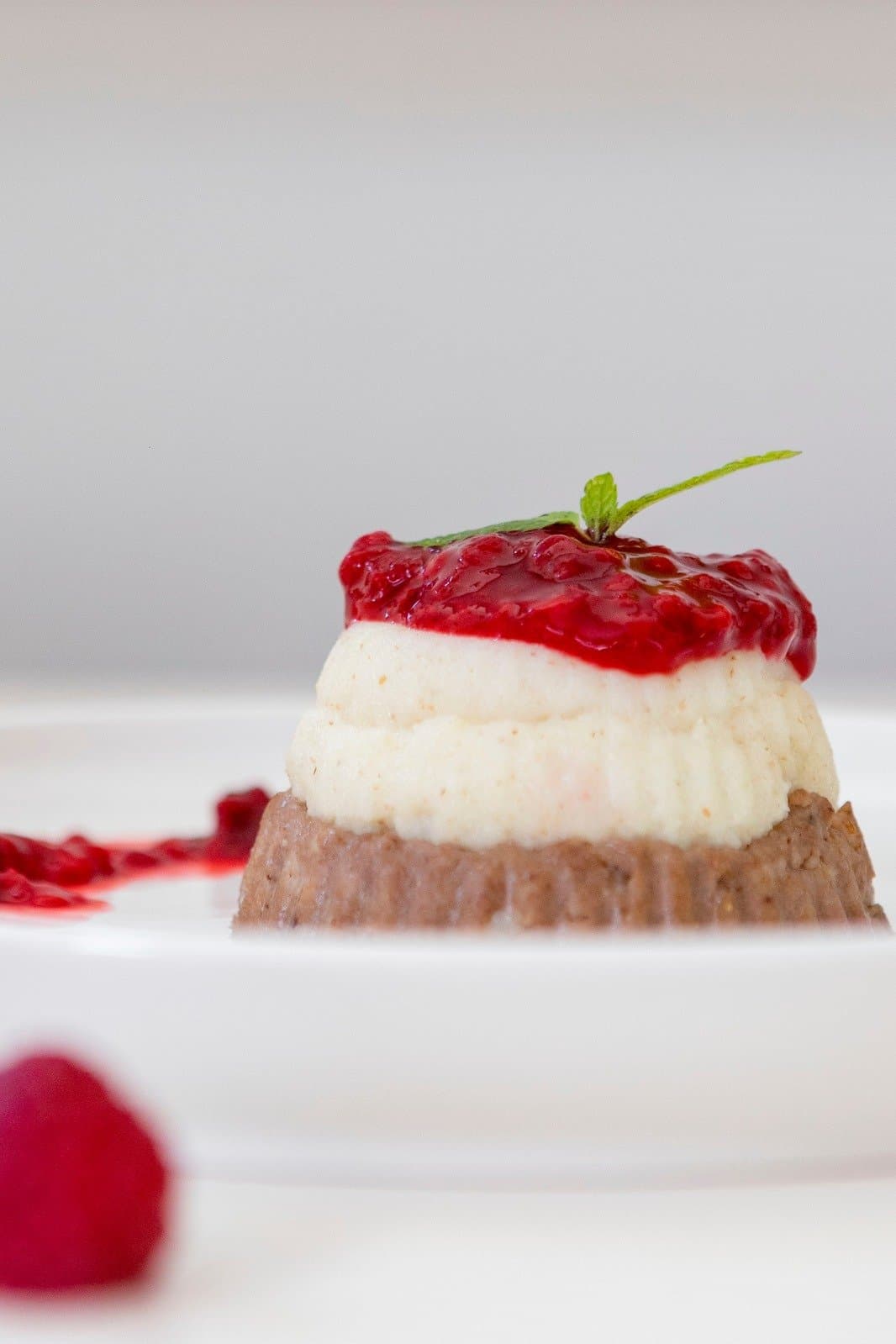 Слоест десерт с малина